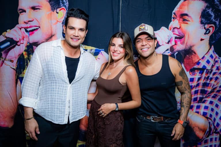 Ana Maria Lawall entre os Caras do Arrocha, Israel Novaes e Thiago Brava