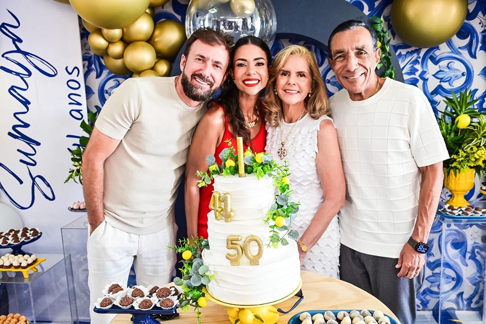 Os aniversariantes com os pais dela, Lilia e Nabih El Aouar