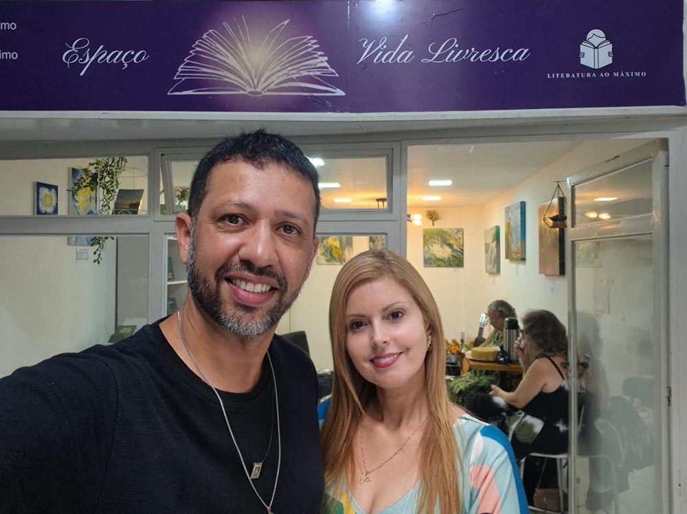 Os gestores do Espaço Vida Livresca, os escritores Marcela Neves e Luciano Máximo