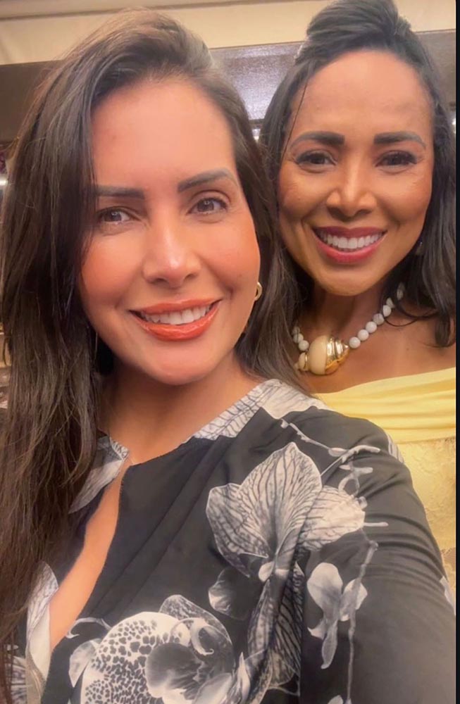 A aniversariante com a amiga Alexia