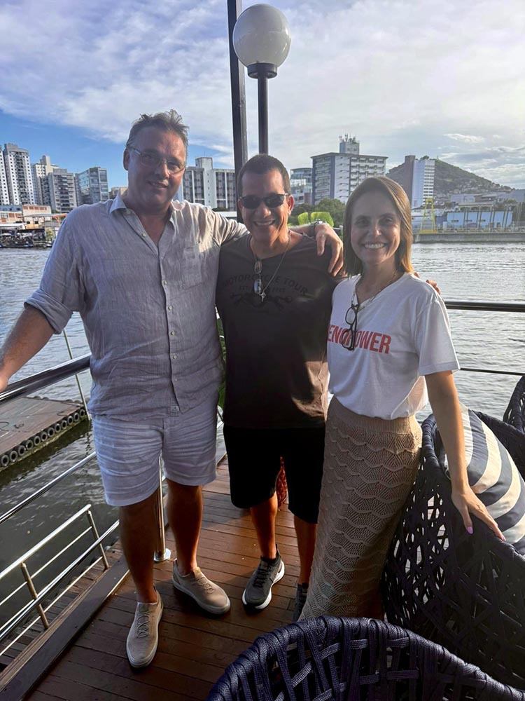 O casal Jeferson Luiz Vitti e Renata Ferraz recebeu o cantor André Lelis para almoçar em sua Marina em Vitória!