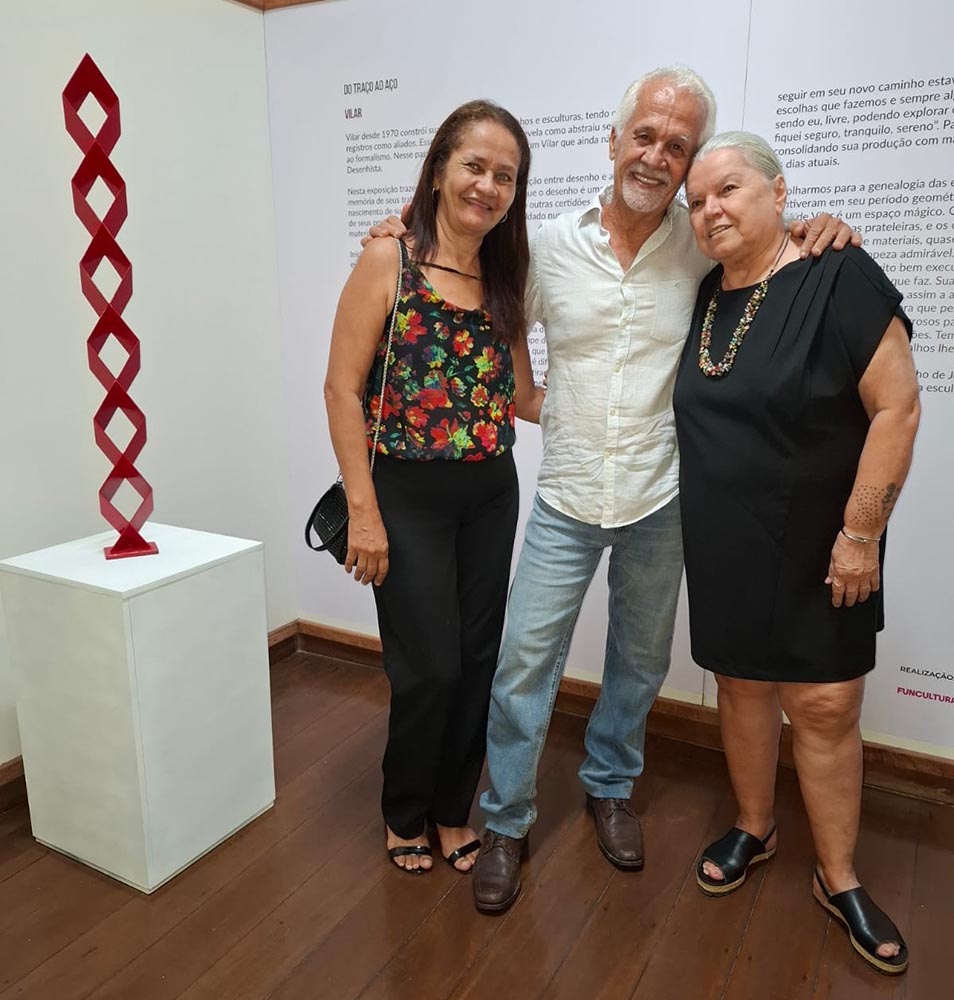 Angelica Reckel, o escultor Vilar e Selma Guimarães em noite de vernissage na Prainha de Vila Velha