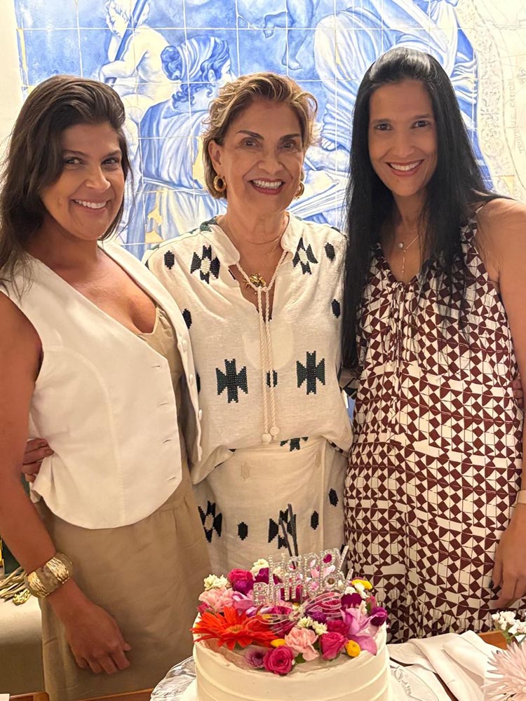 A aniversariante, Sonia Tovar entre as filhas, Thais e Dayse