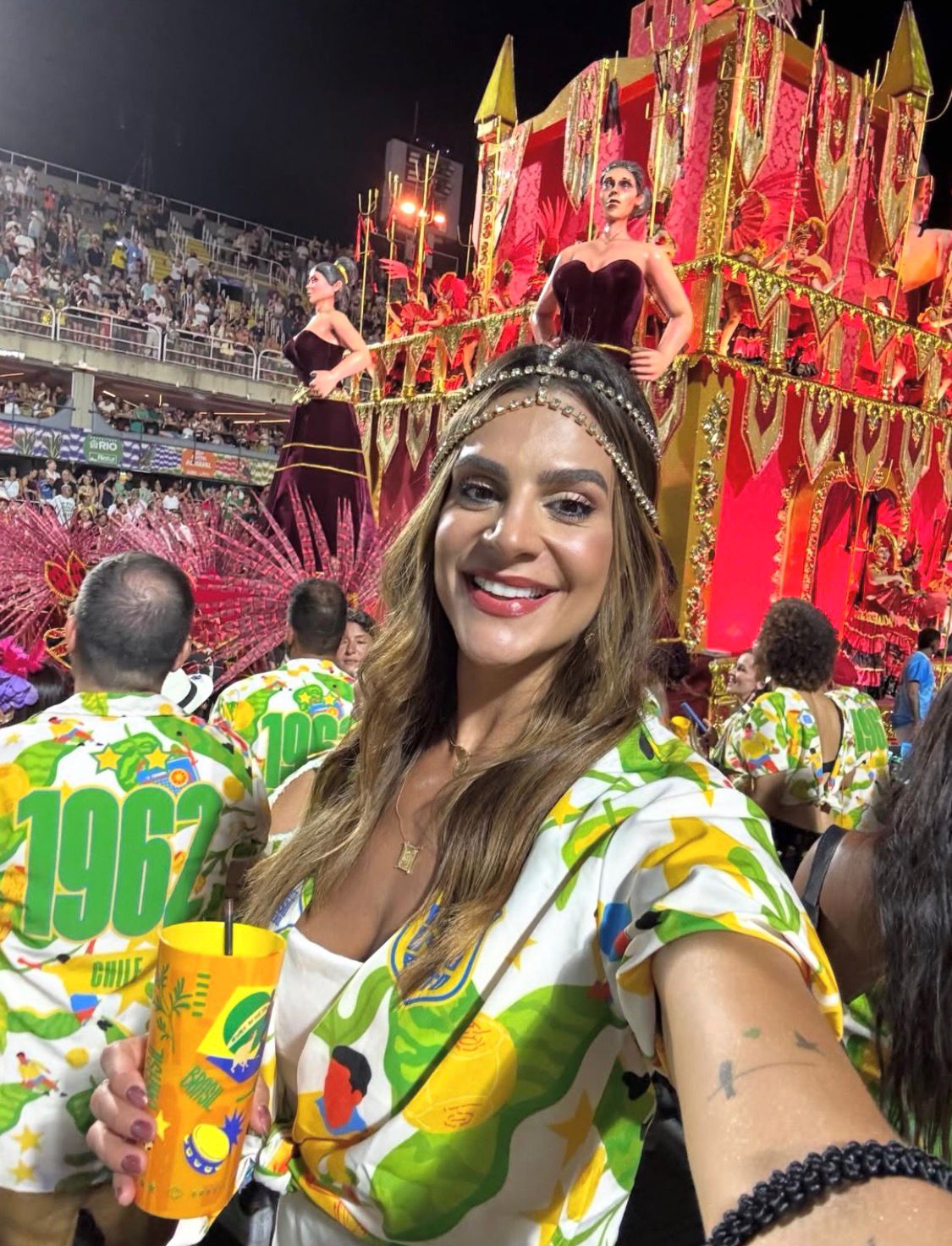 Mariana Poubel no desfile da Sapucaí no Rio de Janeiro