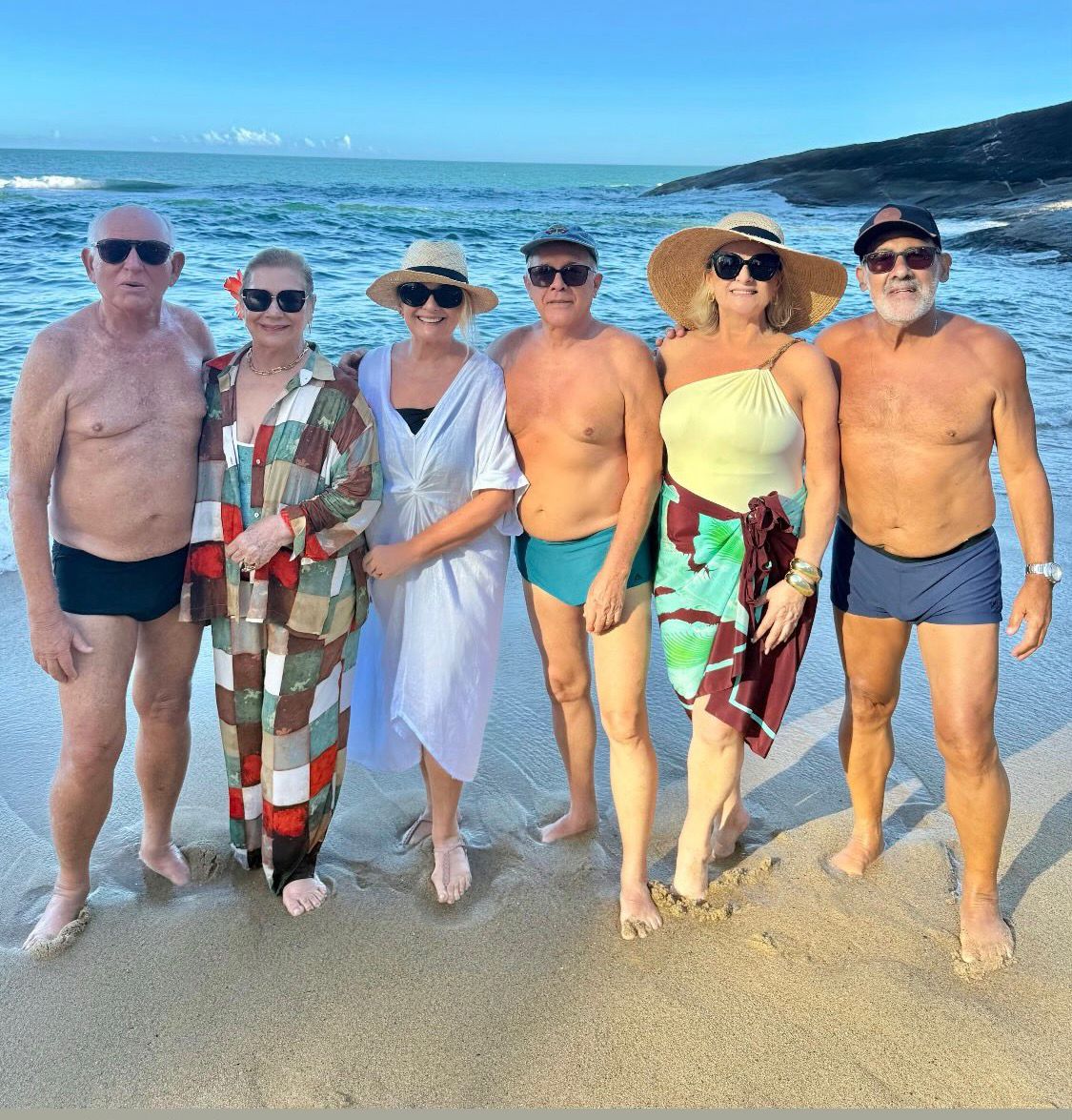 Helvia Abaurre, Solange Herkenhoff e Gracinha Nader com os maridos na Praia das Virtudes em Guarapari.