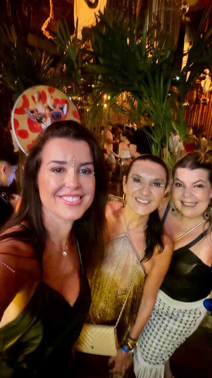 As amigas Gisele Quintanilha, Pari Figueiredo e Fernanda Prates em Jurerê Internacional em Santa Catarina