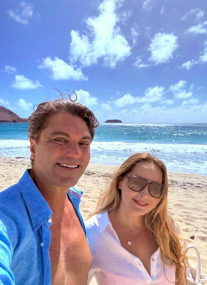 O casal Serginho de Castro e Camila, em St Barth