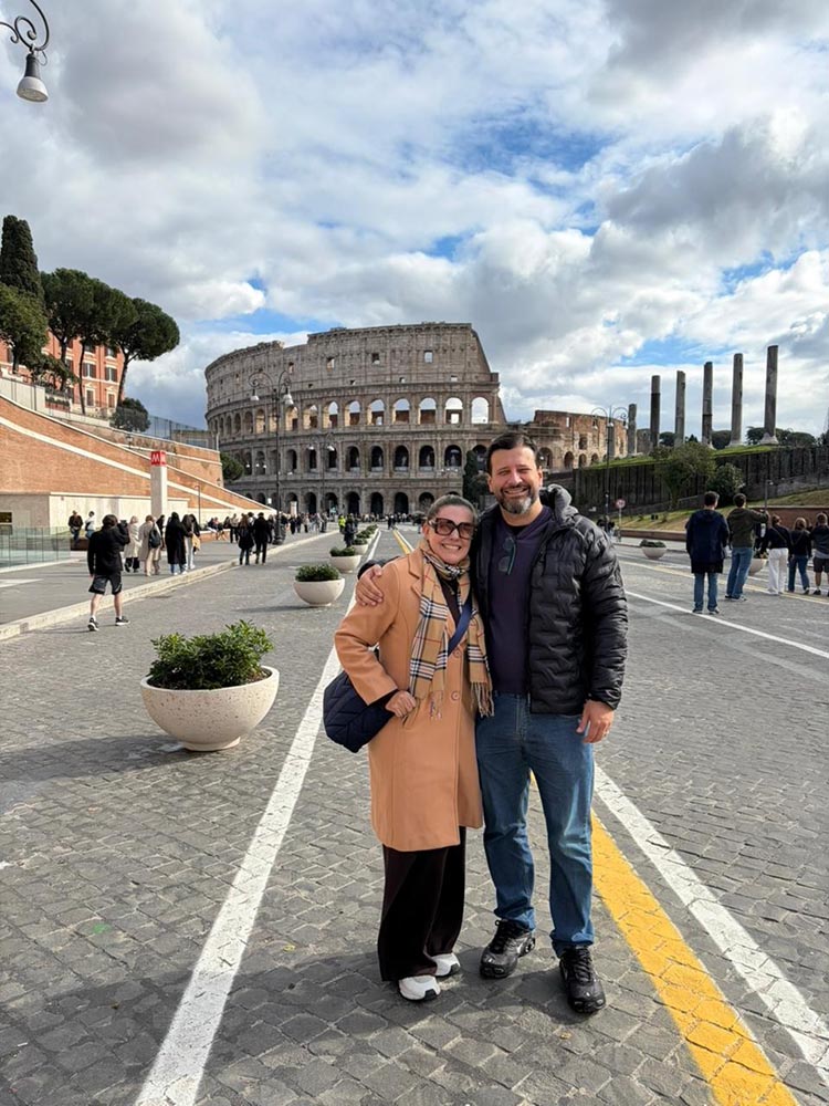 O casal em frente ao Coliseu