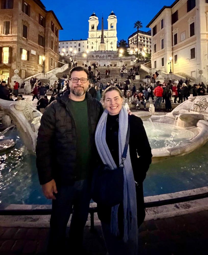O casal Marcelo Masruha e Tais Venâncio em Piazza Di Spagna