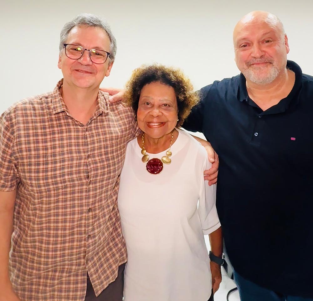 O médico e escritor Jorge Elias Neto recebe Ângela Costa Pereira e Francisco Grijó em noite de lançamento do livro Tratado da Última Pele. Foto Daniella Spadeto