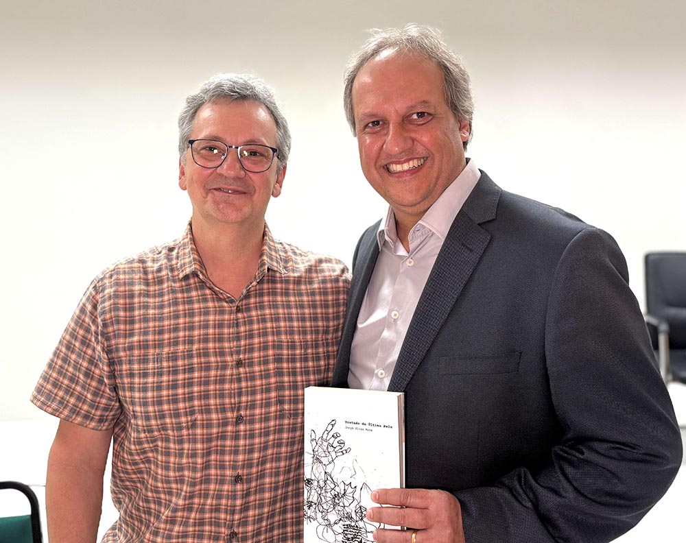 O médico e escritor Jorge Elias Neto recebe o presidente da Unimed Vitória, Fabiano Pimentel, em noite de lançamento do livro Tratado da Última Pele. Foto Daniella Spadeto