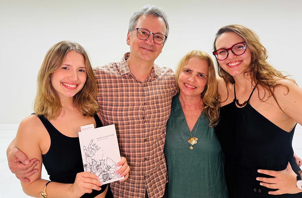 O médico e escritor Jorge Elias Neto com a esposa Fabiana Elias e as filhas Isadora e Lorena em noite de lançamento do livro Tratado da Última Pele. Foto Daniella Spadeto