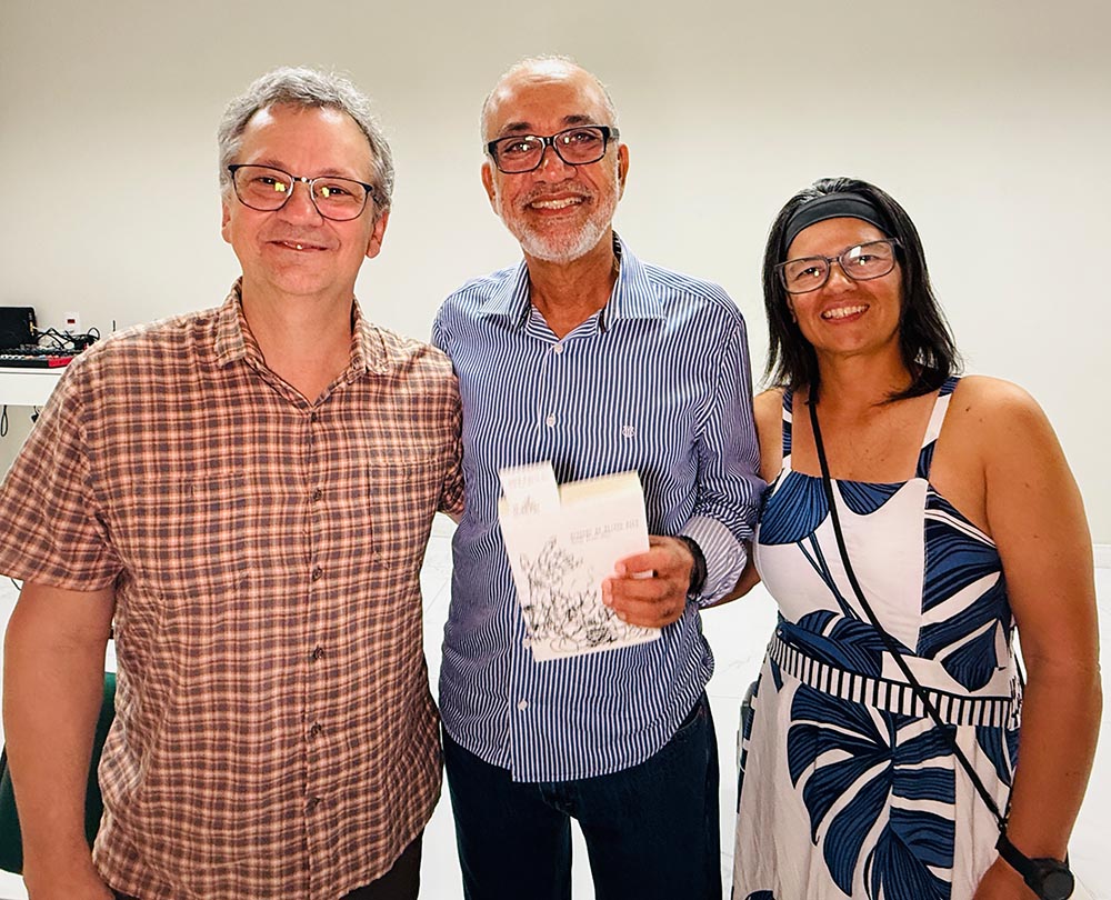 O médico e escritor Jorge Elias Neto recebe Jonas e Vanessa Reis em noite de lançamento do livro Tratado da Última Pele. Foto Daniella Spadeto