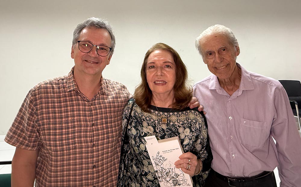 O médico e escritor Jorge Elias Neto recebe Vitor Buaiz e Lourdinha Lordello Buaiz em noite de lançamento do livro Tratado da Última Pele. Foto Daniella Spadeto