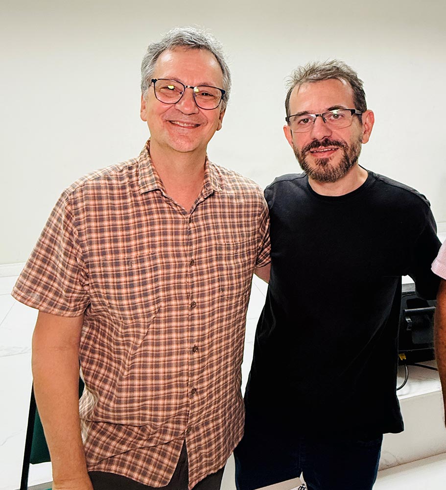 O médico e escritor Jorge Elias Neto recebe o presidente da Associação Médica do Espírito Santo, Fabricio Gaburro Teixeira, em noite de lançamento do seu livro. Foto Daniella Spadeto