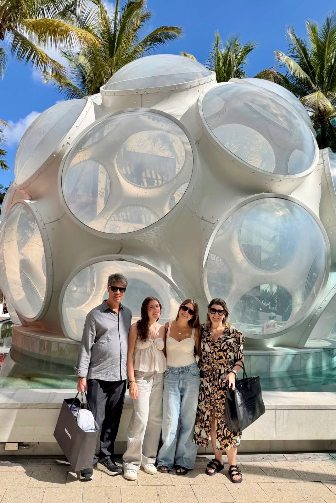 Cristiano Canedo e Juliana Braz com as filhas em Miami District Design
