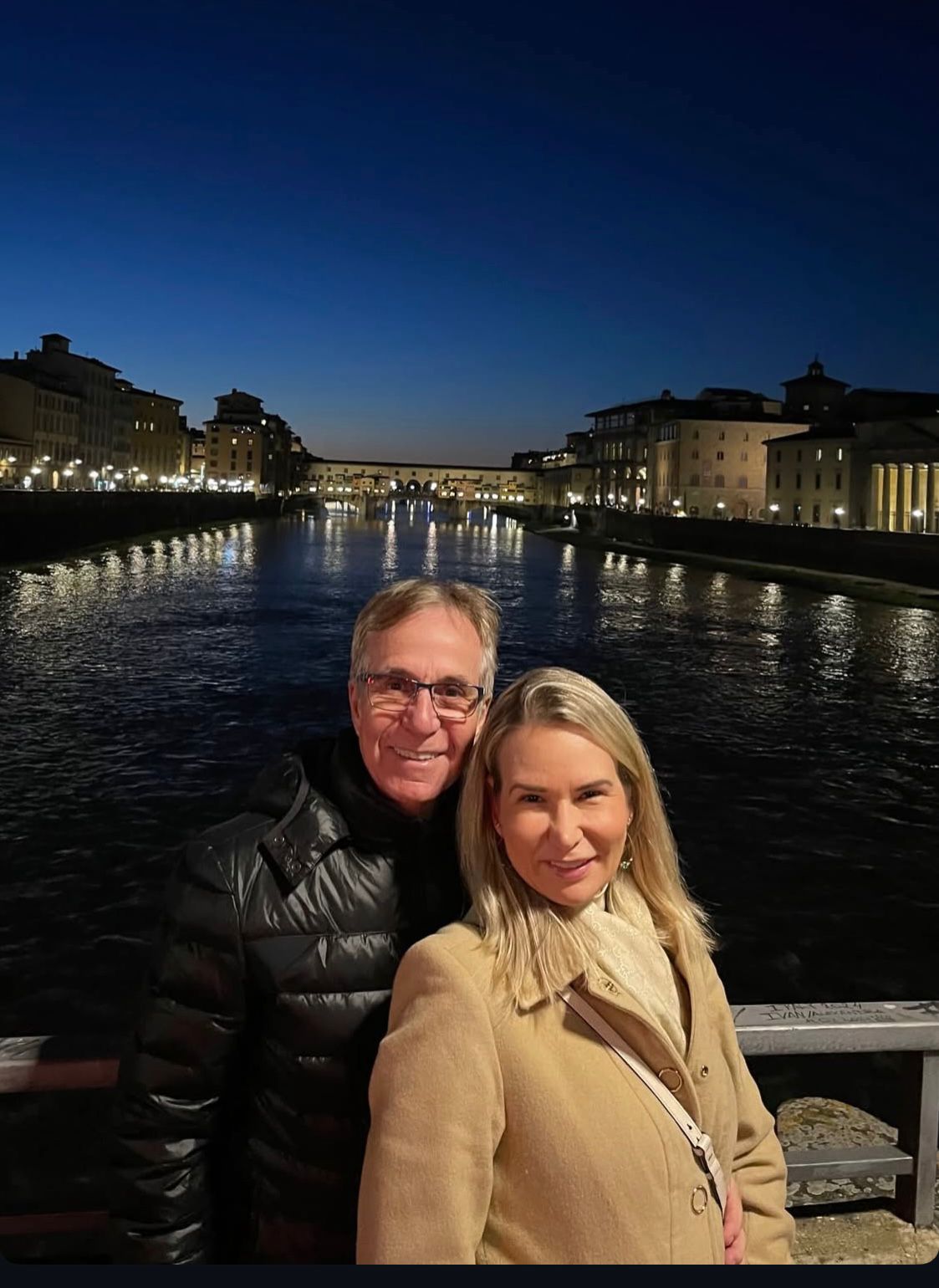 Fabio Zamprogno e Kadidja na Ponte Vecchio em Florença, na Itália