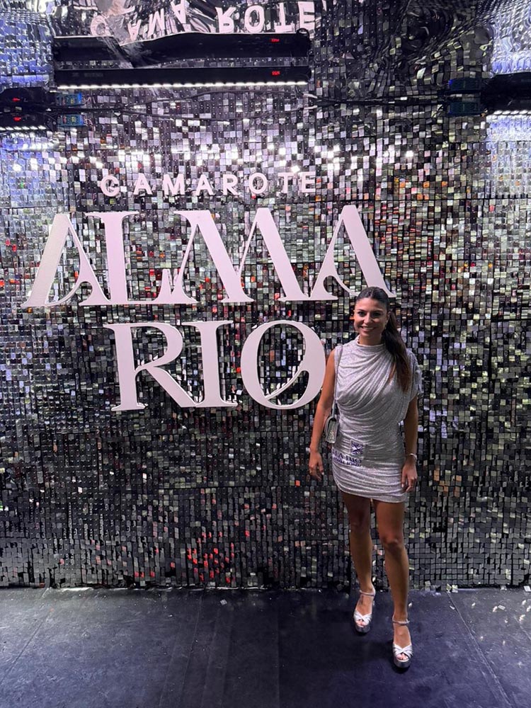 A empresária paulista Amanda Martins, no desfile das escolas de samba campeãs do Rio de Janeiro, sábado, no Camarote Alma Rio.