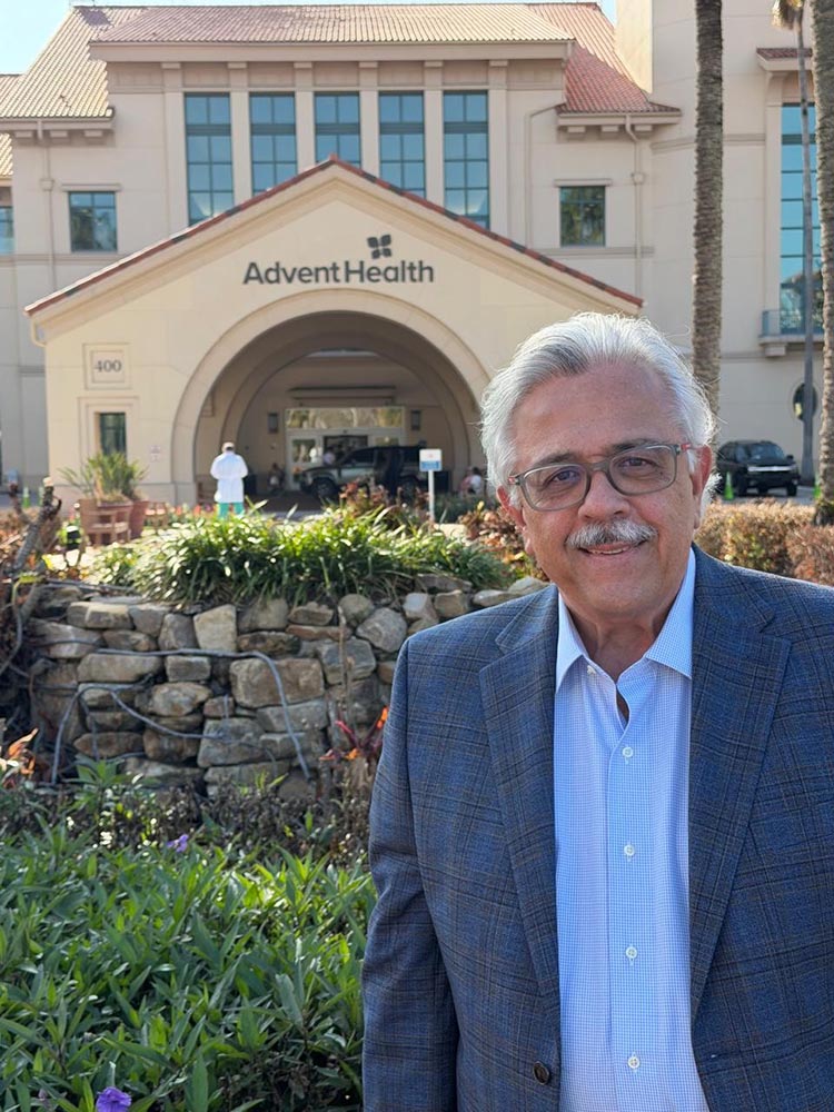 O cirurgião plástico Ariosto Santos, em frente ao Florida Hospital Celebration Health