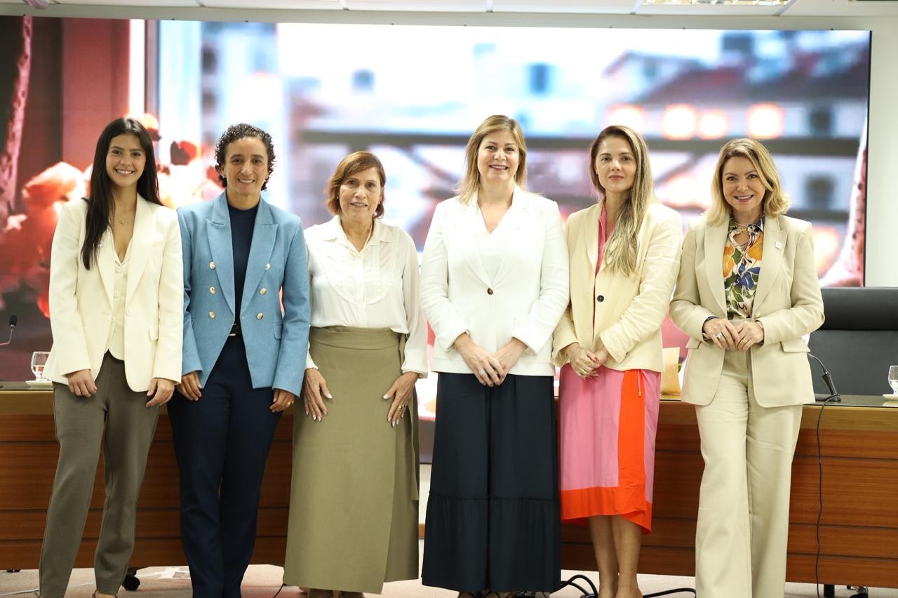 Maria Victoria Finamore, Erika Neves, presidente da OAB/ES, desembargadora Eliana Junqueira Munhos, Daniela Tapxure, Dra. Maria Izabel (juiza) e Jacqueline Frederico.