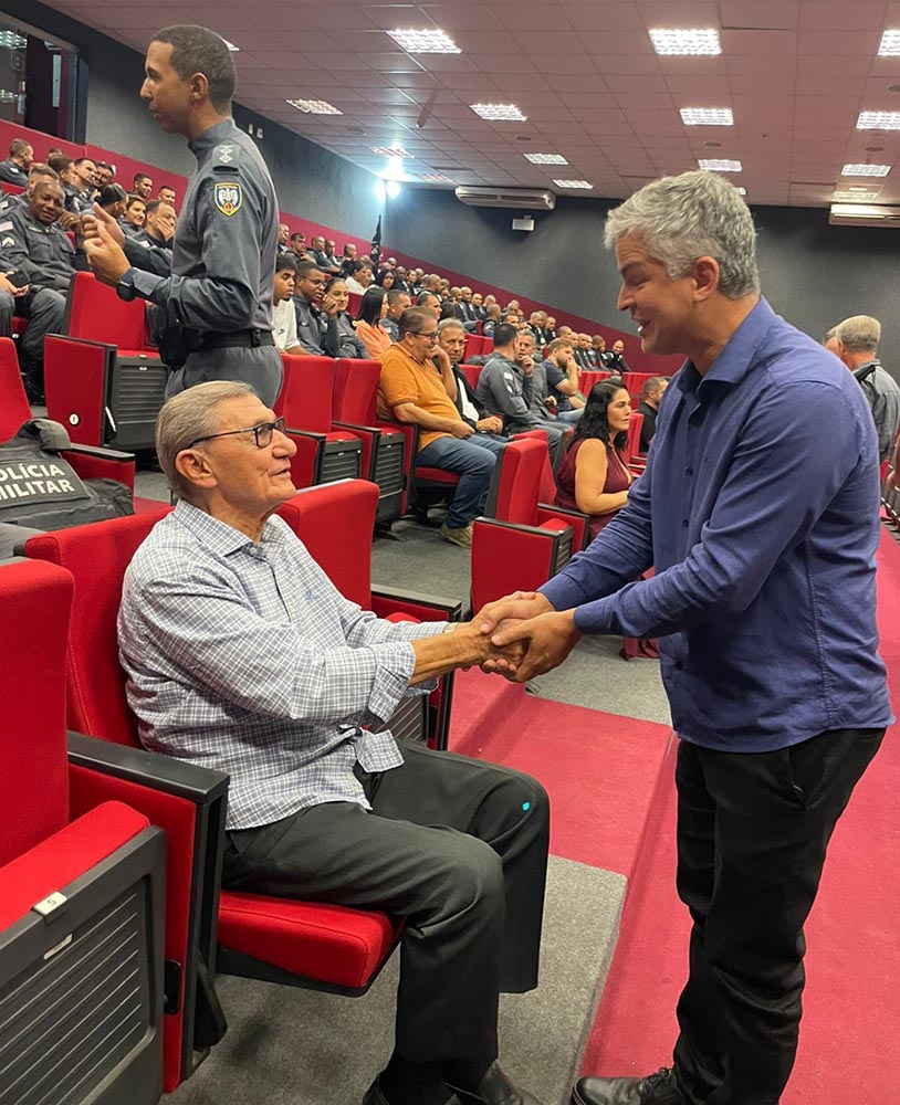 Diretor do IFES de Nova Venécia agradecendo a Walter, por ele estar no evento nas instalações que ele que conseguiu viabilizar.