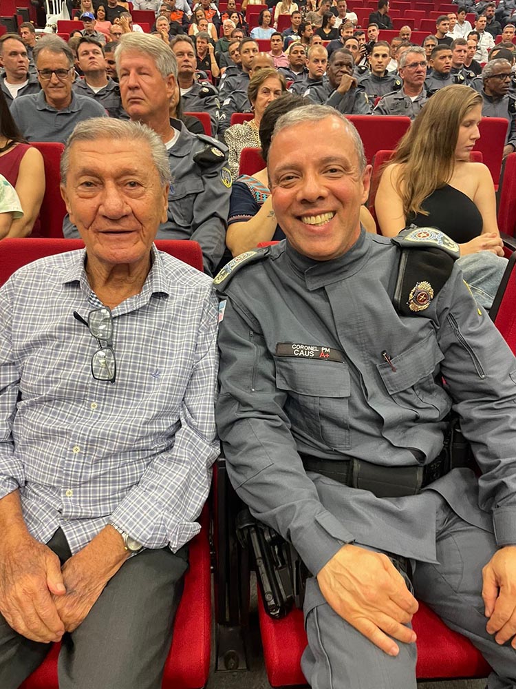 Walter De Prá com o Comandante Geral da PMES, Coronel Douglas Caus.