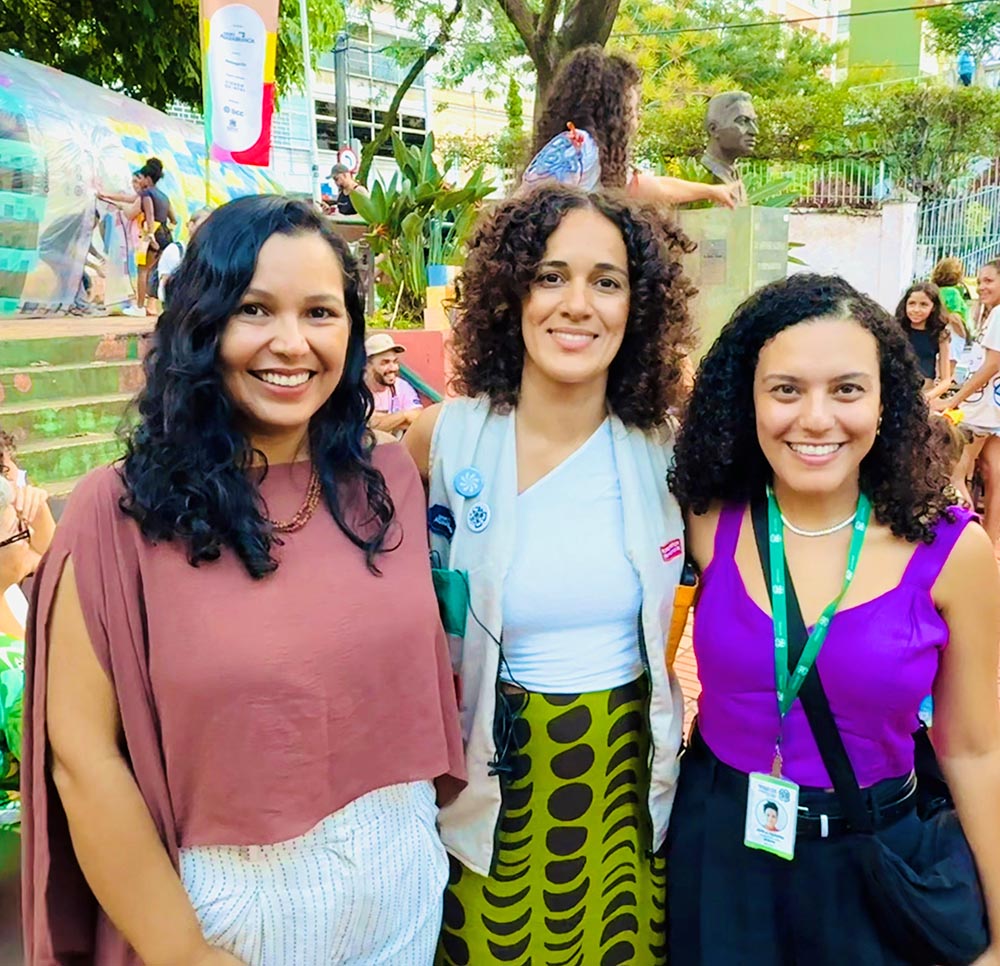 A diretora da Fantástica Carpintaria, Juliana Lisboa, com as representantes do Grupo Águia Branca, Aline Lobato, e da Secult, Jefica Teixeira