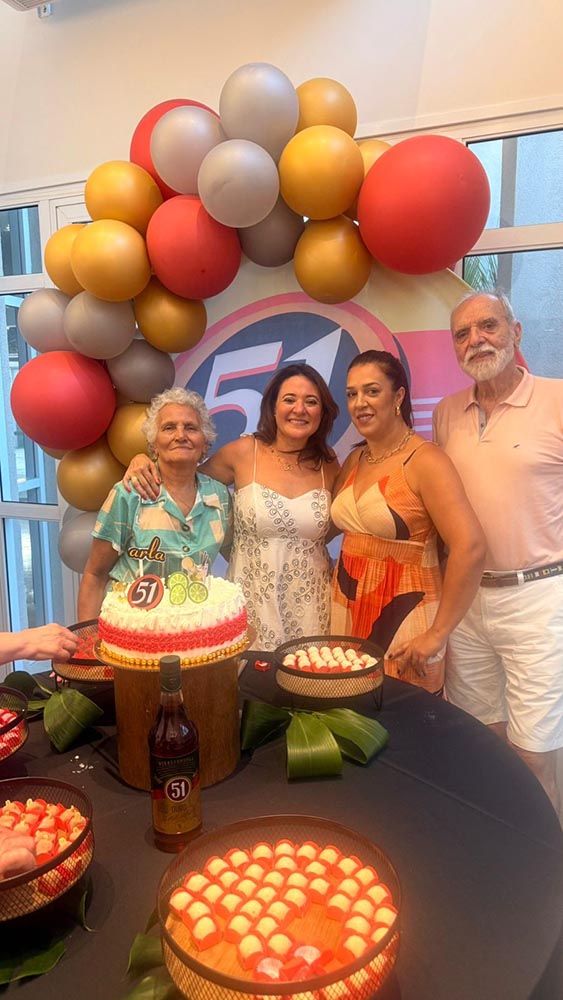 A aniversariante Carla Borriello com a mãe Maria, a irmã Claudia e o marido Mário