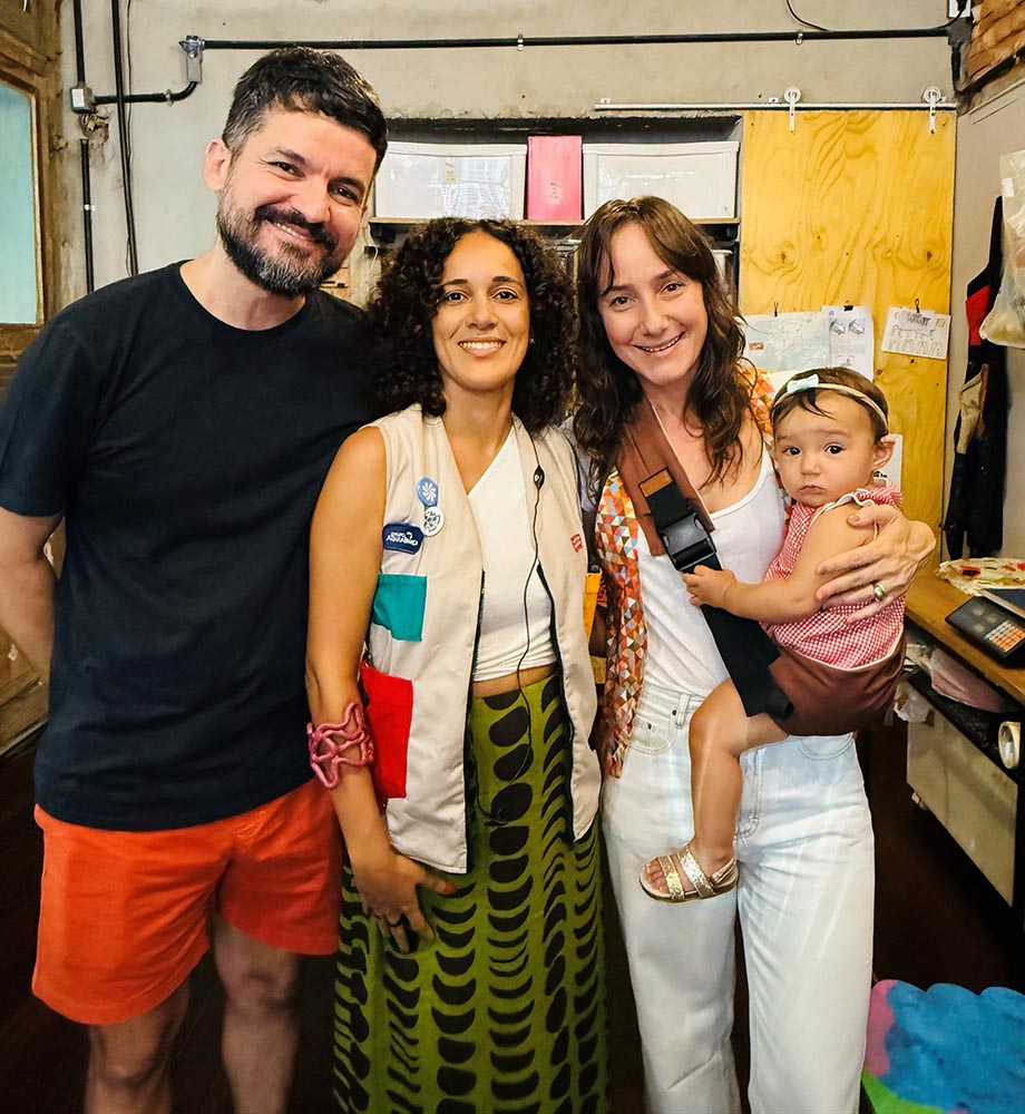 Juliana Lisboa (ao centro) recebe Hugo Reis e Clara Pignaton, com a filha Leonora no colo, no evento Carpintaria Aberta