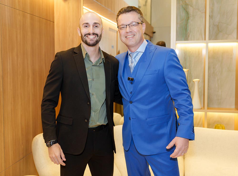 Vitor Vasconcelos Martins, especialista em Biomedicina Estética, e Paulo Mansur na inauguração oficial do Instituto Longevitá