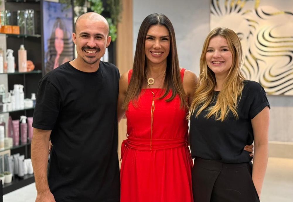 A empresária do ramo de beleza Penha Arraz ladeada pelo casal Dudu Senna e Eliza Senna. Crédito Divulgação