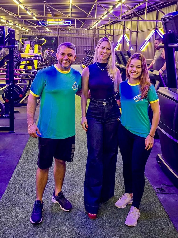 Ursula Estrella entre os anfitriões Rafael e Karina Zucchi