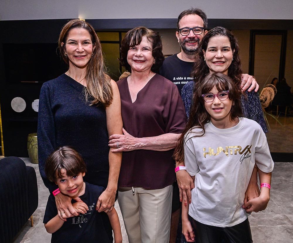 Teresa Bedran com filhas , genro e netos