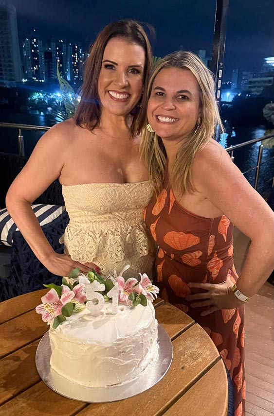 A aniversariante Rúbia Merçoncom sua irmã , Marcela
