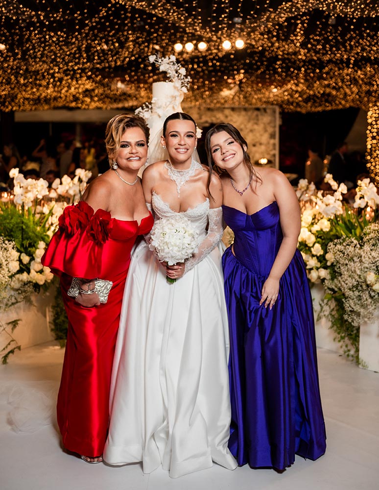 Izabelle entre a mãe Karla e a irmã Victoria