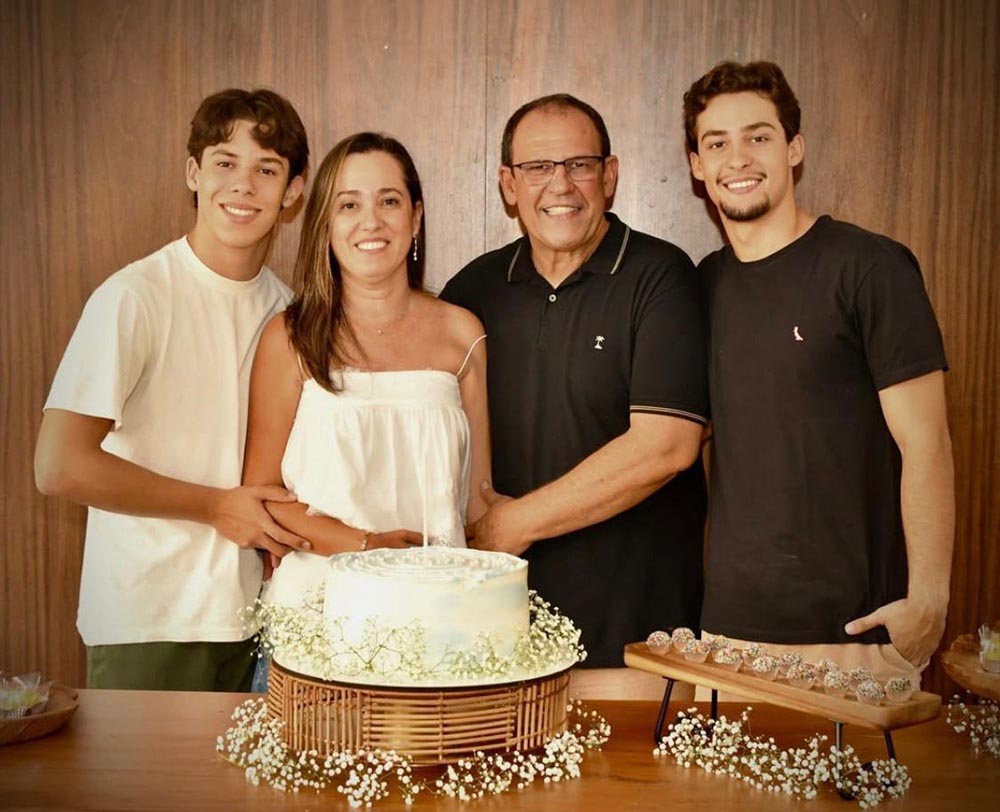 O aniversariante Glauco com a esposa Vera e os filhos Lucca e Victor