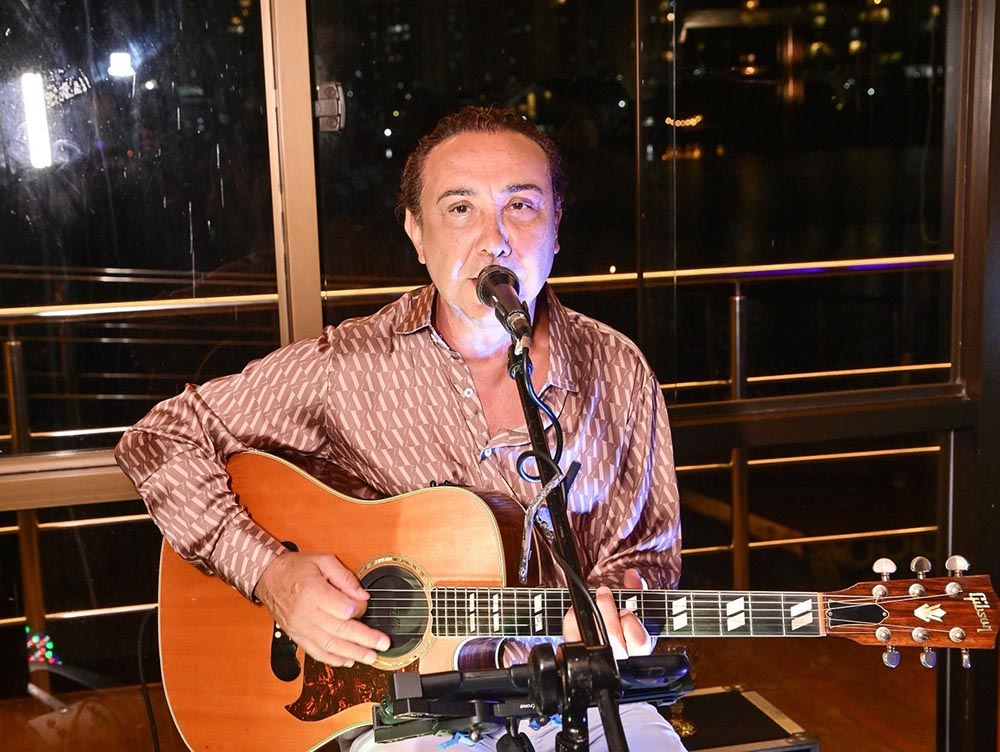 Marcelo Ribeiro - voz e violão