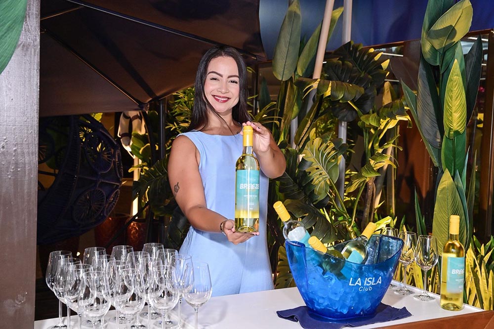 Vinho servido na entrada do evento