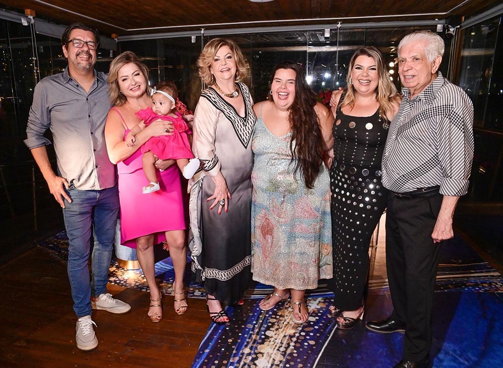 Carmen e Maurício com filhos, nora e netas