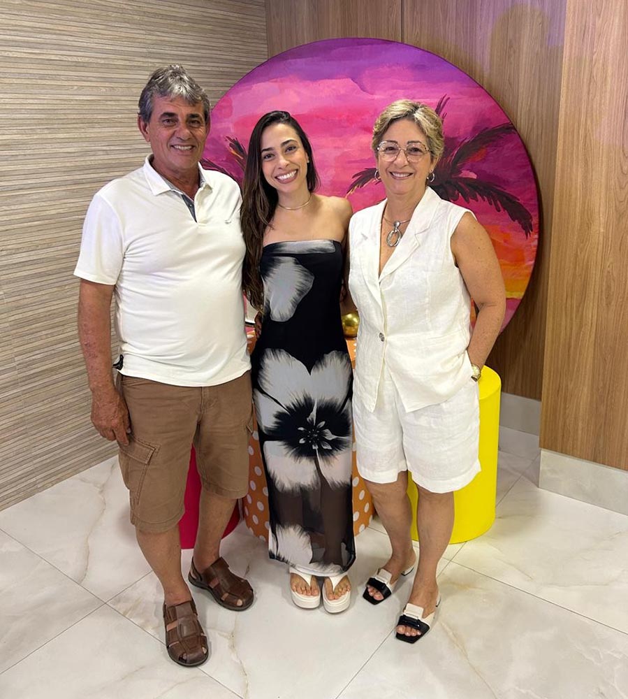 Paula entre seus pais , Rogério Maioli e Karina Campagnaro Negri