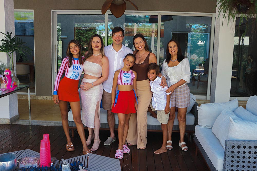 Ellen Morello, Gil Milbratz, Mia, Emanuela, o pequeno Tom e a avó Maria Tereza Romanha