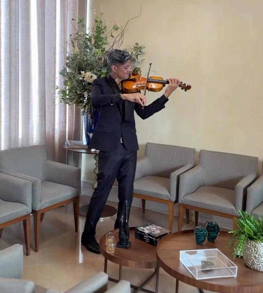 Violinista recepcionando pacientes
