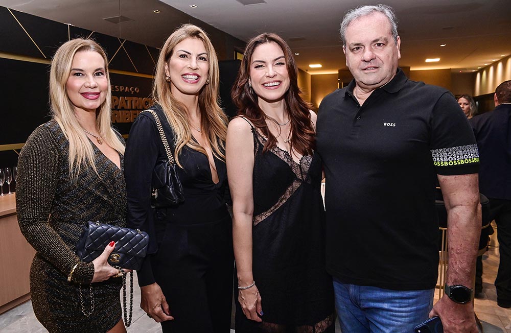 Debora Veronez entre Moira, Helina e Miguel Dórea