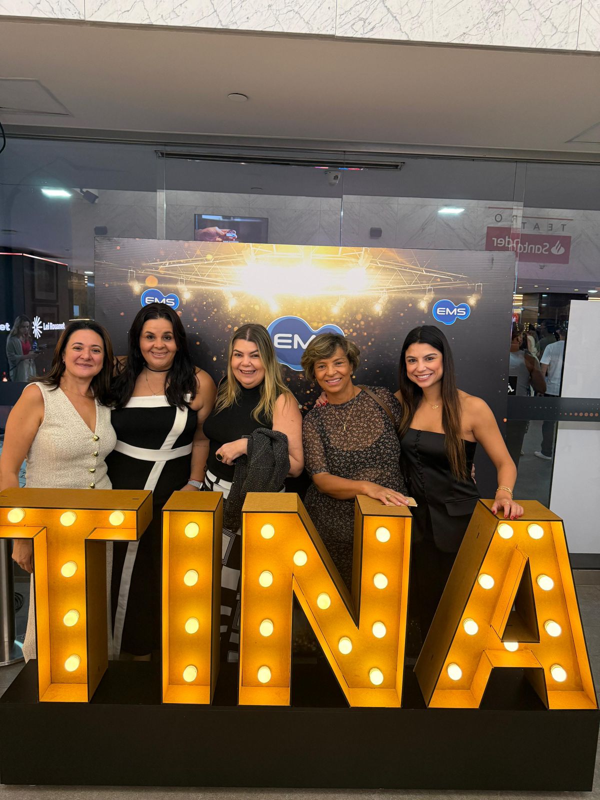 Fernanda Prates entre as amigas Carla Borriello, Roberta Lacerda, Rose Garcia e Amanda Martins.
