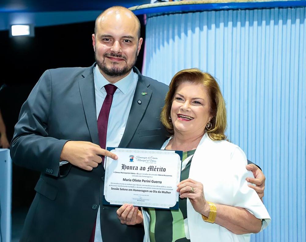 O vereador Dárcio Bracarense homenageando a Dra. Oliete Guerra por sua trajetória e contribuiçao que oferece à nossa sociedade _ Divulgação