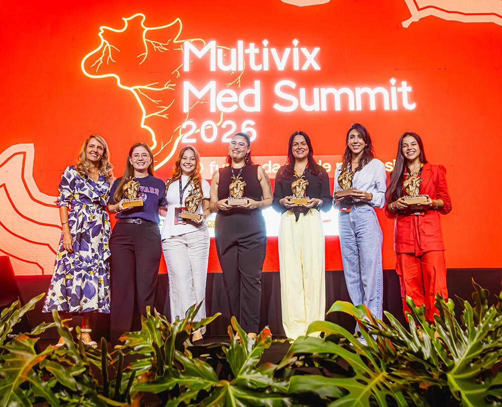 Patrícia Penina com as homenageadas, a aluna Bruna Januário, e as representantes dos Centros Acadêmicos dos campis de São Mateus, Cariacica, Vitória, Serra e Cachoeiro de Itapemirim, respectivamente, Ana Luiza Giore Rizzo, Ana Tereza Martins Fialho, Amand