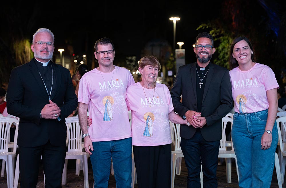 Dom Andherson Franklin, bispo auxiliar da Arquidiocese de Vitória, o diretor Rodrigo Cerqueira, dona Florinda, uma das personagens, padre João Marcelo e a diretora Roberta Fernandes.