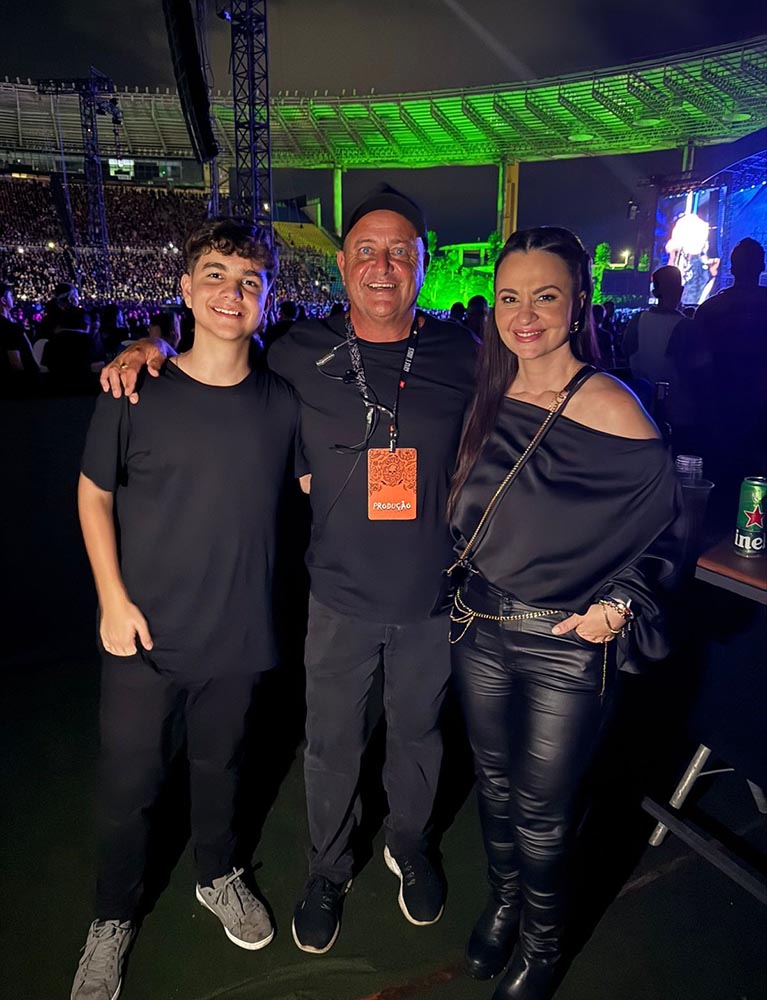 Cícero Ribeiro entre o filho Davi e a esposa Mayka Schneider