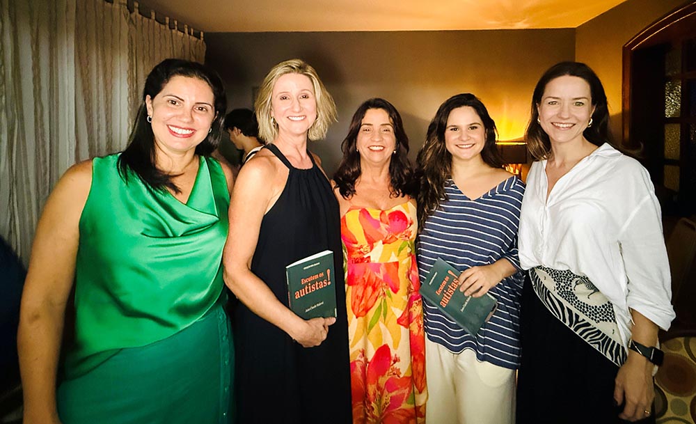Fernanda Zimmer, Christiany M. Bassetti Cavalcante, Marcela Serrat, Anna Carolina Faustini Frasson e Juliana Passamani no lançamento do livro Escutem os Autistas!