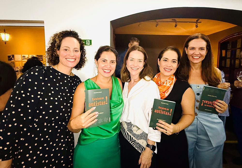 Juliana Moysés Vieira, Fernanda Zimmer, Juliana Passamani, Mariana Lombardi e Renata Tavares no lançamento do livro Escutem os Autistas!